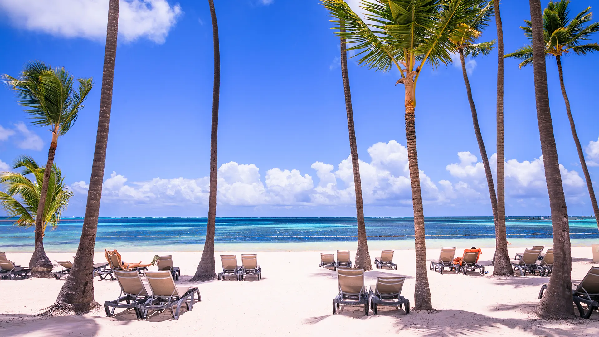 Tumbonas en la playa en Punta Cana República Dominicana